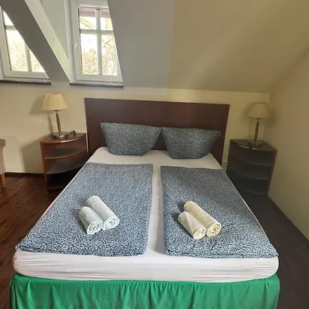 Unter Der 250 Jaehrigen Eiche - Lehde Zentrum Kaupen