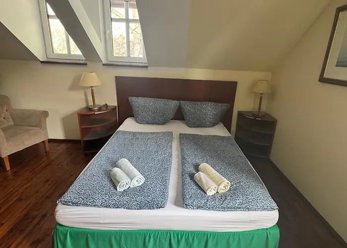 Unter Der 250 Jaehrigen Eiche - Lehde Zentrum Kaupen