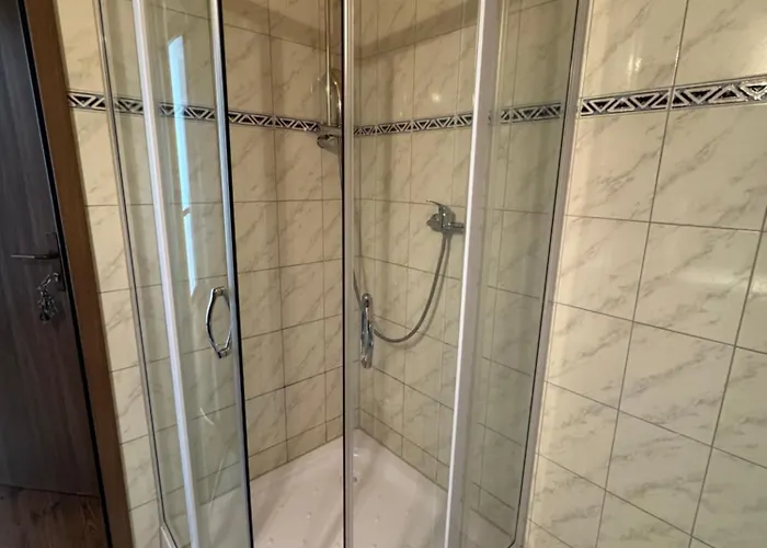 Unter Der 250 Jaehrigen Eiche - Lehde Zentrum Kaupen